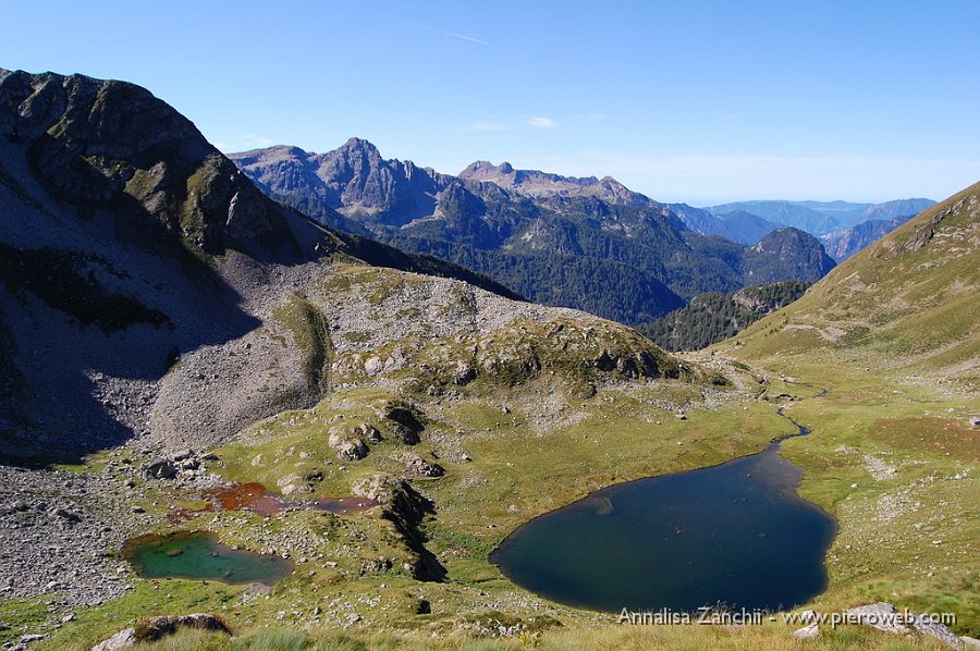 09 Salendo si scovano altre pozze d'acqua oltre al lago.JPG